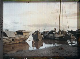 Image représentant Des sampans amarrés aux rives du Fleuve Rouge, le soir