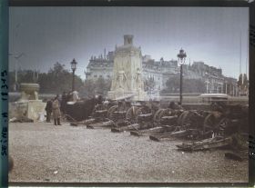 Image représentant Le Cénotaphe en hommage aux morts pour la patrie et les canons exposés pour les fêtes de la Victoire des 13 et 14 juillet place de l'Etoile