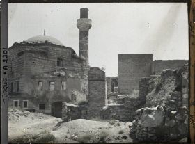 Image représentant Mosquée dans un quartier dont certains bâtiments ont été endommagés par un incendie