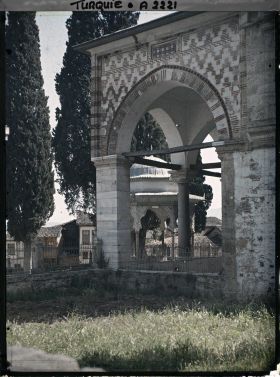 Image représentant Une entrée du complexe de la Muradiye Camii (mosquée du sultan Murat II) ; à l'arrière plan, une fontaine aux ablutions