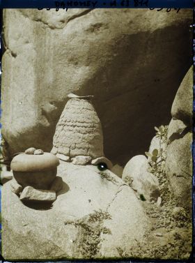 Image représentant Grenier en terre et calebasse à offrandes dans la montagne
