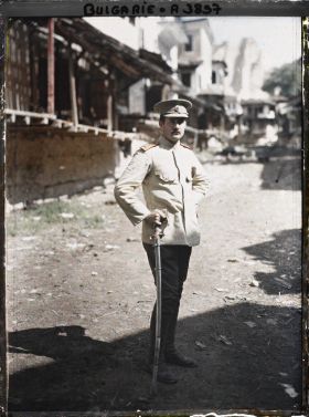 Image représentant Dans une rue, un officier bulgare, le Commandant Radkov