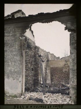 Image représentant France, Une écurie avec machines agricoles Calcinées le 5 septr 1914 jour de la Bataille de Villeroy