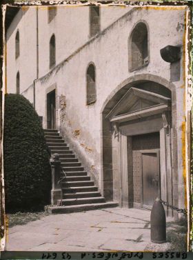 Image représentant France, Sarre, L'entrée de l'Eglise et l'escalier Conduisant à la Galerie des Hommes