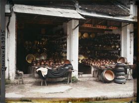 Image représentant Une boutique d'objets en cuivre, dans la " rue du Cuivre "