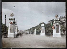 Image représentant The Mall décoré de plusieurs monumenhts commémorant la fin de la Première Guerre Mondiale. Au fond, Buckingham Palace