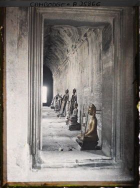 Image représentant Des statues bouddhiques (?) dans une galerie (du troisième niveau?)