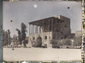 Image représentant Le palais Ali Qapu ("sublime porte"), côté ouest de la Meydan-i-Chah