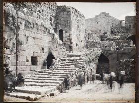 Image représentant La cour vue du nord en direction du sud