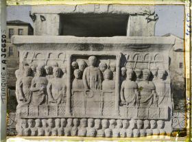 Image représentant Socle de l'obélisque de Theodose. Côte est. Bas-relief représentant l'empereur Théodose 1er entouré des siens remettant des couronnes aux triomphateurs des courses de chars