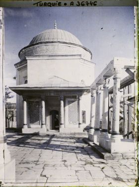 Image représentant Türbe (mausolée) derrière la Sultan Selim Camii ("mosquée du Sultan Selim")