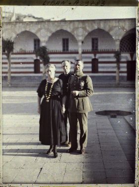 Image représentant Le général Gouraud avec le Gouverneur du Liban, Georges Trabaud, et sa femme