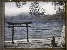 Image représentant Torii sur la plage Utaga (Utagahama), au bord du lac Chuzenji