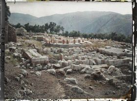 Image représentant Sanctuaire de Marmaria : Au premier plan, le Temple d'Athéna Pronaia. Au second, le Tholos (petit temple du sanctuaire d'Athéna)