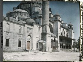 Image représentant Une façade de la Süleymaniye Camii ("mosquée de Soliman le Magnifique")