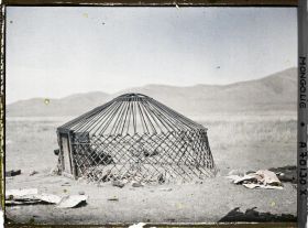 Image représentant Une charpente de yourte entourée de débris