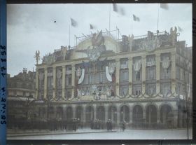Image représentant Décorations sur les magasins du Louvre place du Palais-Royal pour les fêtes de la Victoire des 13 et 14 juillet 1919