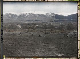 Image représentant Espagne, près de Ségovie, Le Chau de la Granja vu de loin, au fond la Sierra de Guadarrama