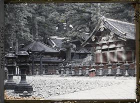 Image représentant La bibliothèque sacrée (Rinzo ou Kyôzô), à gauche derrière le torii, et les entrepôts sacrés du sanctuaire Tôshôgû