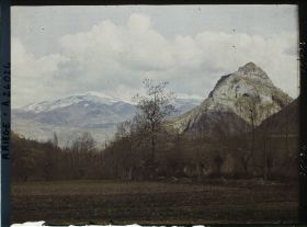 Image représentant Le Pic de Saint-Barthélemy au fond couvert de neige et sur la droite, le Soudour qui domine Tarascon