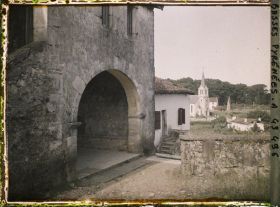 Image représentant France, Villefranque, Vue prise du Cimetière vers l'Eglise, à gauche, l'entrée d'une ancienne Eglise