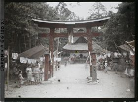 Image représentant Abords d'un temple, un jour de fête
