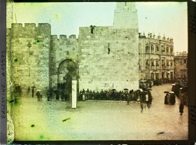Image représentant Foule attendant l'arrivée du Cardinal Dubois près de la porte de Jaffa
