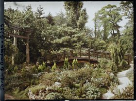 Image représentant Rocaille et pont du " sanctuaire japonais " au pied d'un torii, vus en direction du quai