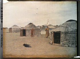 Image représentant Un campement de yourtes et de tentes