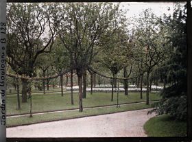 Image représentant Carrefour d'allées proche de la dépendance, près de l'angle nord-ouest du verger-roseraie
