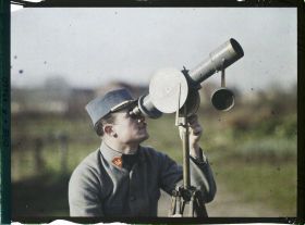 Image représentant France, Noyon, Un Sergent à la lunette d'Orientation