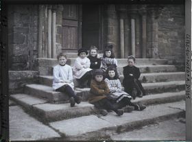 Image représentant Groupes de petites filles assises devant l'église de la Trinité de Brélévenez