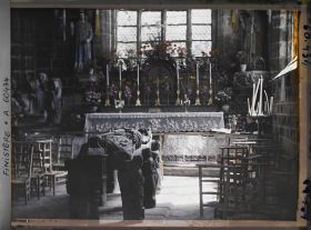 Image représentant Intérieur de la chapelle du Pénity avec au premier plan le tombeau de saint Ronan