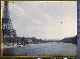 Image représentant Le ciel de Paris le jour de la signature du pacte Briand-Kellogg (Vue sur le pont d'Iéna et la tour Eiffel depuis la passerelle Debilly)