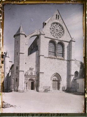 Image représentant La façade occidentale de l'église Saint-Aignan
