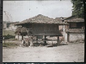 Image représentant Espagne, Oviedo, Un vieux horreo du Pays Asturin à 4 pans pour les céréales (maïs surtout)