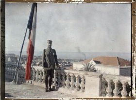 Image représentant Le général Gouraud, haut-commissaire de la République française, sur la terrasse de sa résidence