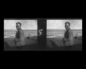 Image représentant Emigrant chinois ou membre du personnel de bord tenant une pipe