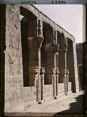 Image représentant Mammisi dédié à Harsomtous sur le parvis du temple d'Horus