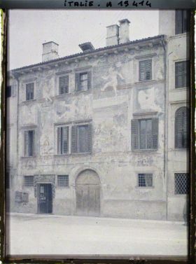 Image représentant Façade d'une vieille maison avec fresques