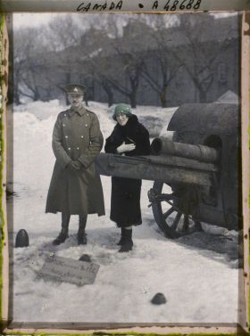 Image représentant M. Georges Vanier et son épouse Pauline devant la citadelle de Québec