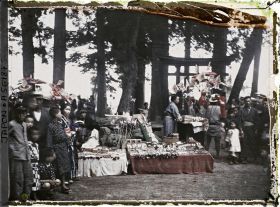 Image représentant Marchande de poupées, jouets et drapeaux aux abords d'un sanctuaire, le jour de la fête du village
