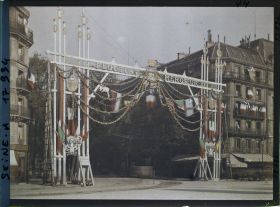 Image représentant Décorations pour les fêtes de la Victoire des 13 et 14 juillet 1919 place de l'Hôtel de Ville à l'angle de l'avenue Victoria