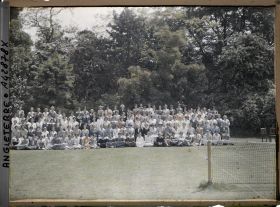 Image représentant Etudiantes et professeurs posant sur un cours de tennis au Saint Hugh's College