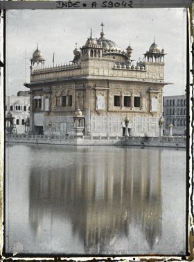 Image représentant Le temple d'or se reflétant dans le lac de l'Immortalité (Amrita Sagar)