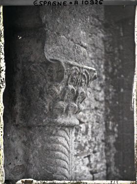 Image représentant Espagne, Près Oviedo, Un des Chapiteaux du porche et le haut d'une des colonnes de Sta Maria de N.
