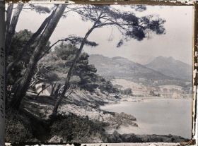 Image représentant Débarcadère et cabanon sur le sentier du littoral, vus en direction de Carnolès et Menton
