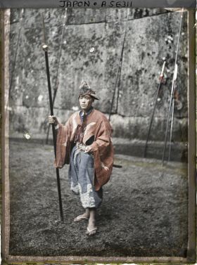 Image représentant Personnage en costume de l'époque d'Edo (hallebardier en tenue militaire) lors de la fête du sanctuaire Tôshôgu