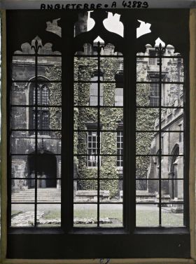 Image représentant Une partie du cloître du Christ Church à gauche de la cathédrale éponyme