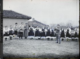 Image représentant Hommes, femmes, enfants et soldats exécutant une danse folklorique